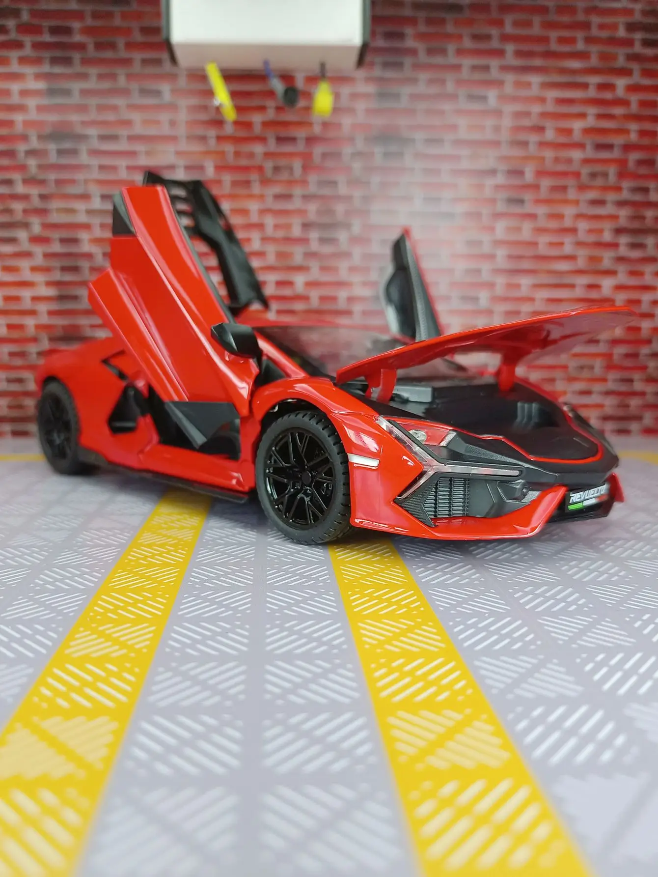 1:24 Reventon Supercar Legierungsautomodell Ornamente Sammlung Türen und Motorhaube Kofferraum kann das Pull-Back-Auto feine Verarbeitung öffnen