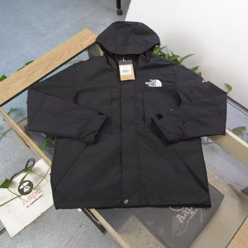The North Face / North Face Chaqueta impermeable y cortavientos con capucha y cremallera estampada Black Warrior