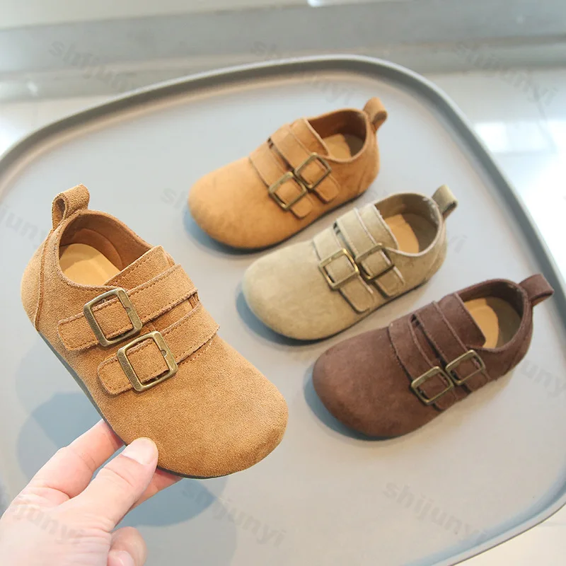 

Детская повседневная обувь, весенне-осенняя новая винтажная замшевая обувь для девочек на мягкой подошве, модная нескользящая обувь на плоской подошве с пряжкой и ремешком для мальчиков