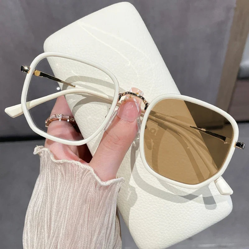 2024 Trendy Milky Coffee Photochromic Myopia Glasses Anti Blue Light Sunglasses Women Fashionable Polygonal Short Sight Glasses