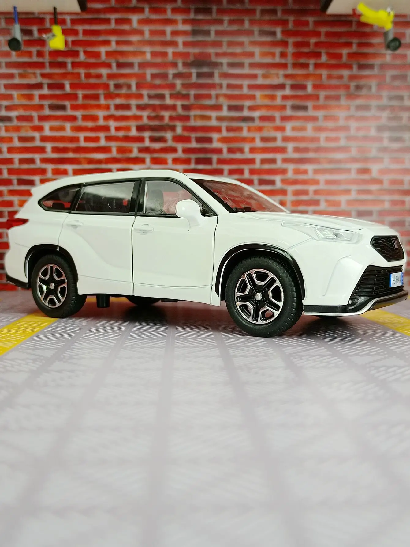 1:32 simulação Toyota Crown Land Cruiser liga modelo de carro ornamento, portas e capô do motor, porta-malas pode ser aberto como presentes