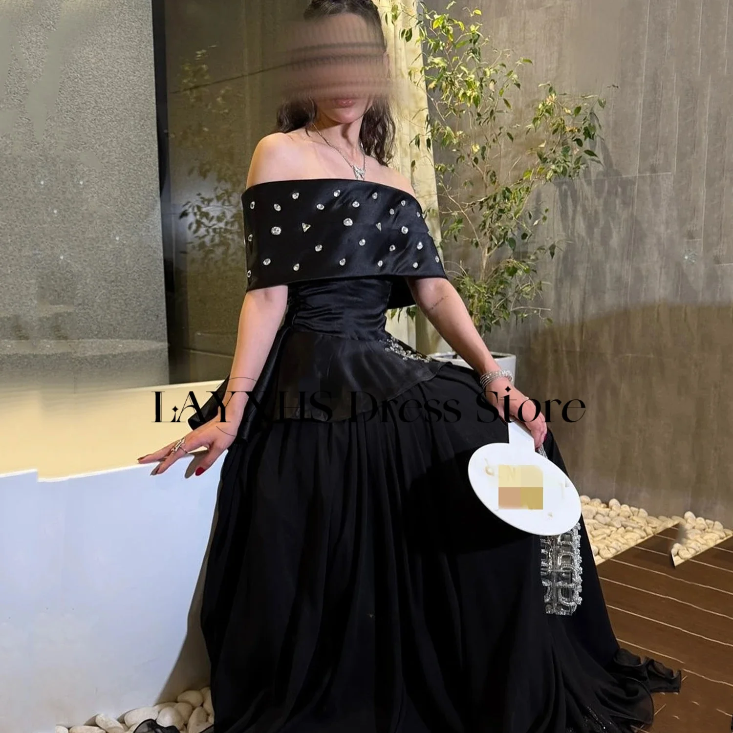 فساتين سهرة أنيقة مطرزة باللون الأسود من LAYXHS مكشوفة الكتف على شكل حرف A من التل للحفلات الراقصة حسب الطلب