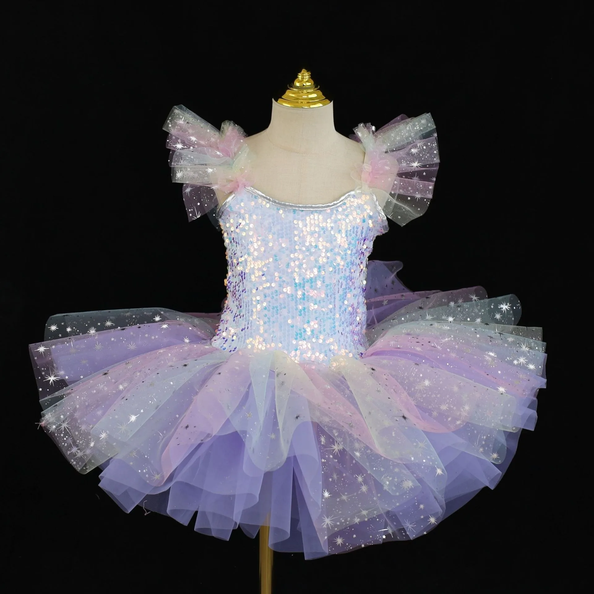 

Балетное платье для девочек с плиссированными рукавами, облегающим комбинезоном и блестящей танцевальной юбкой.