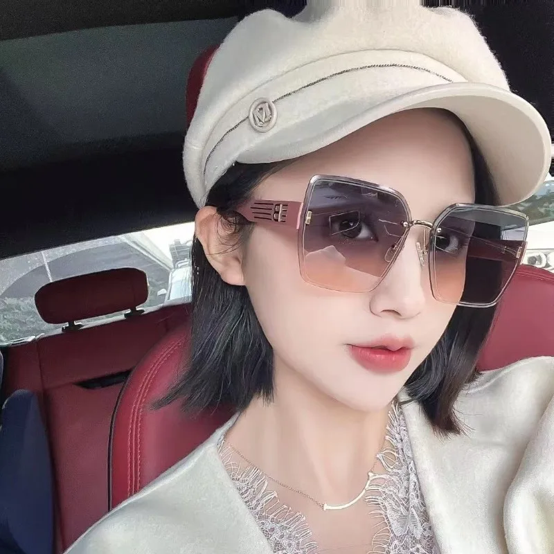 

​​2025 B-Letter Crystal Edge Sunglasses UV400, Luxury Anti-Glare Women Glasses Retro Chic for Street Style Fashion​​