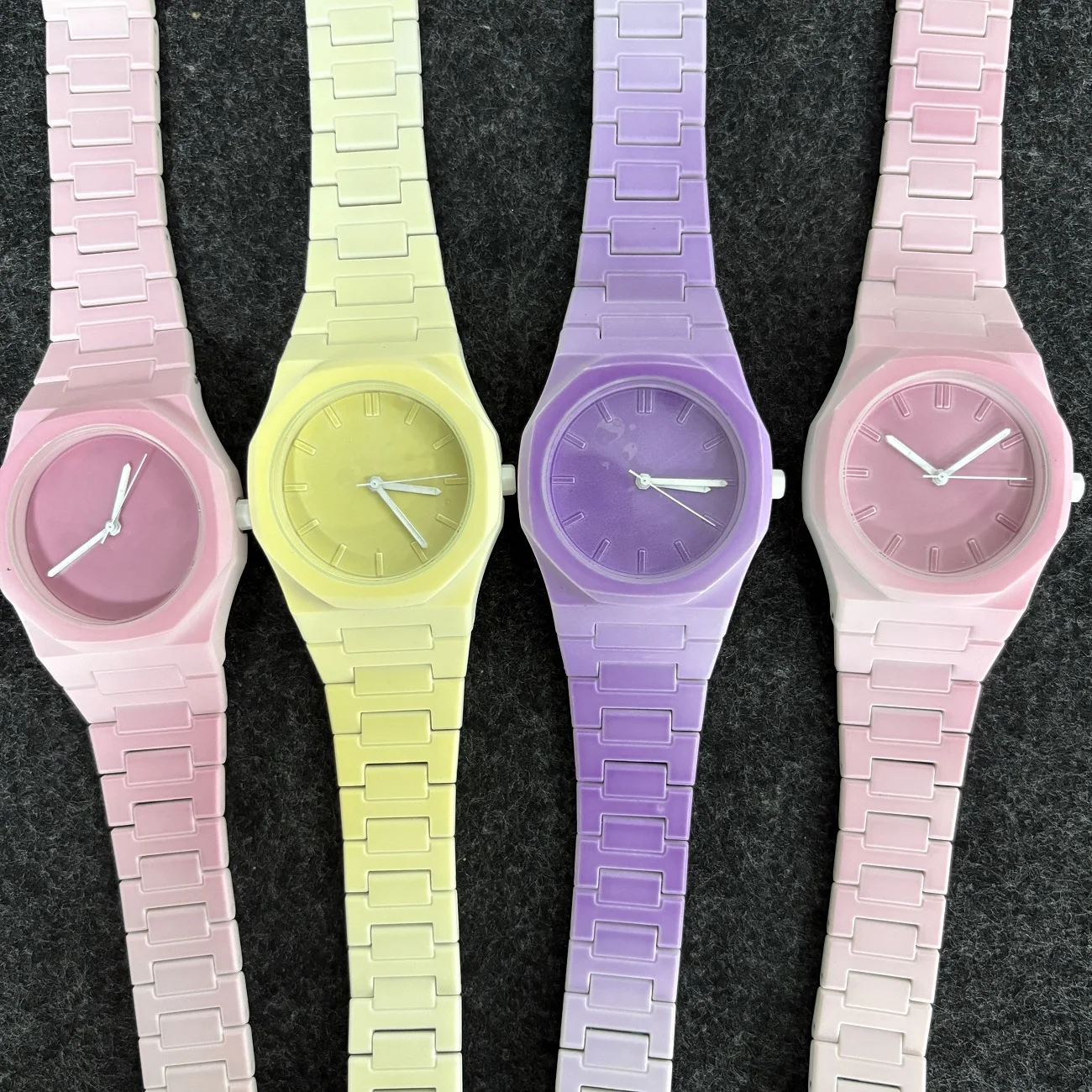 

Новейшие модные водонепроницаемые кварцевые часы 2026 года с изменением цвета, универсальные, нишевые, для женщин и студентов, хит продаж