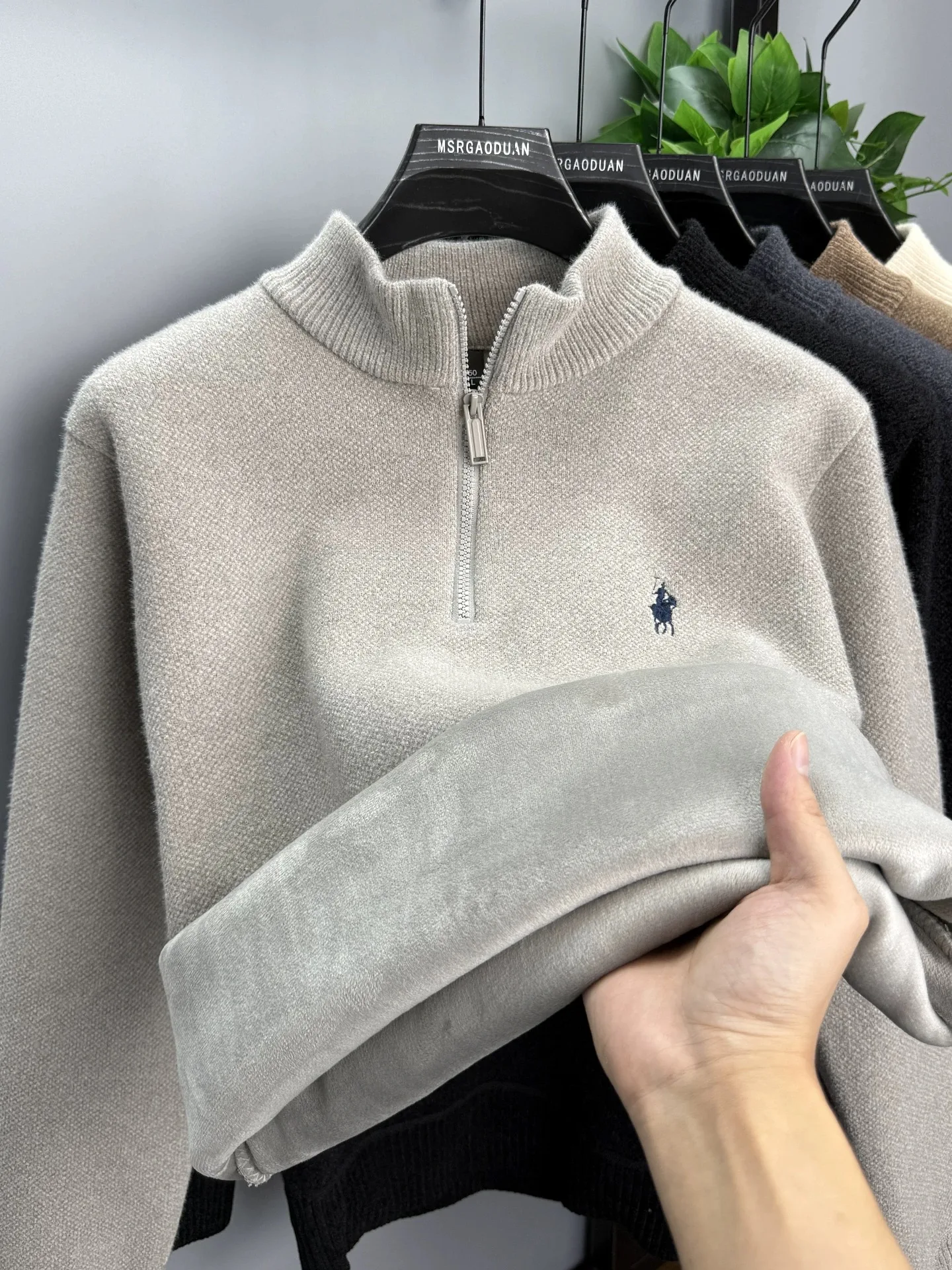 เสื้อสเวตเตอร์คอตั้งซิปแบรนด์ระดับไฮเอนด์ แฟชั่นลำลองสำหรับผู้ชาย ดีไซน์ปักลายกอล์ฟ ผ้ากำมะหยี่อุ่นสบายสำหรับฤดูหนาว รุ่นใหม่