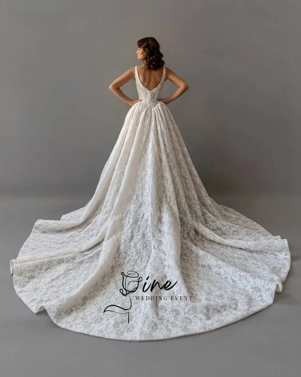 Oine 2026 lvory Lace Bride Gowns Spaghetti Straps A Line Sweep Train Wedding Dress Luxury Elegant Bridal Dresses Customized
