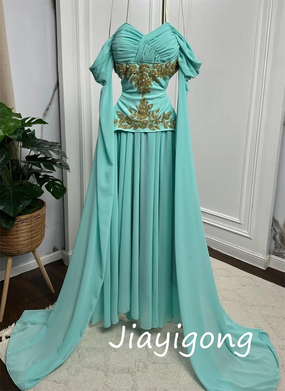 Aangepaste mode ingewikkelde chiffon lovertjes plooi a-lijn off-the-shoulder lange jurken op maat gemaakte gelegenheid sexy