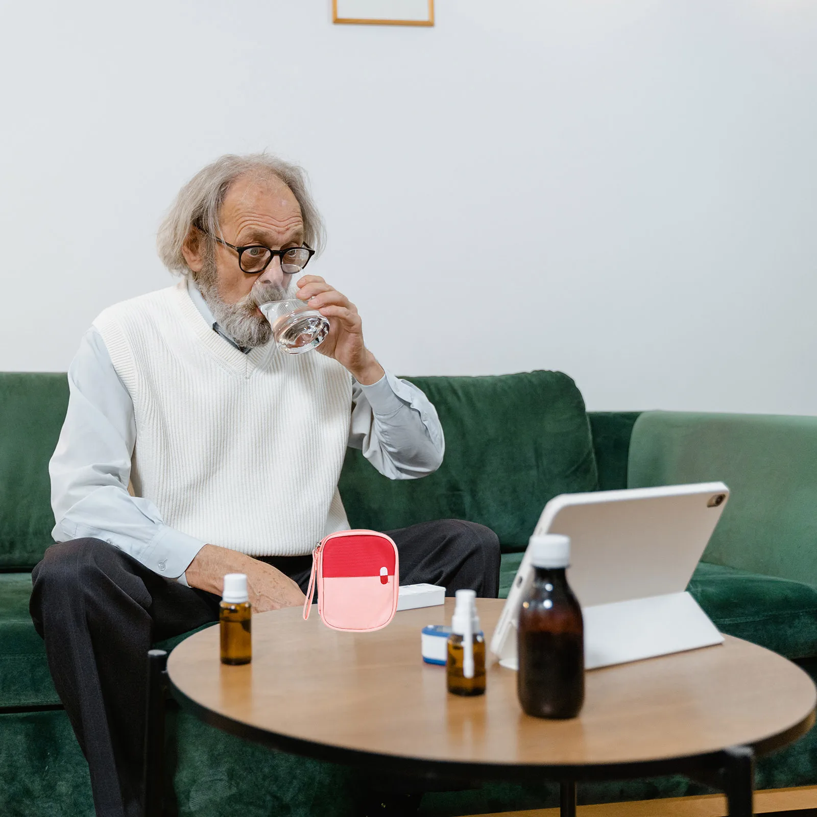 حقيبة إسعافات أولية صغيرة محمولة من قماش أكسفورد خفيفة الوزن ومقاومة للماء أثناء السفر وحقيبة تخزين الأدوية للتخييم والمشي لمسافات طويلة في الهواء الطلق