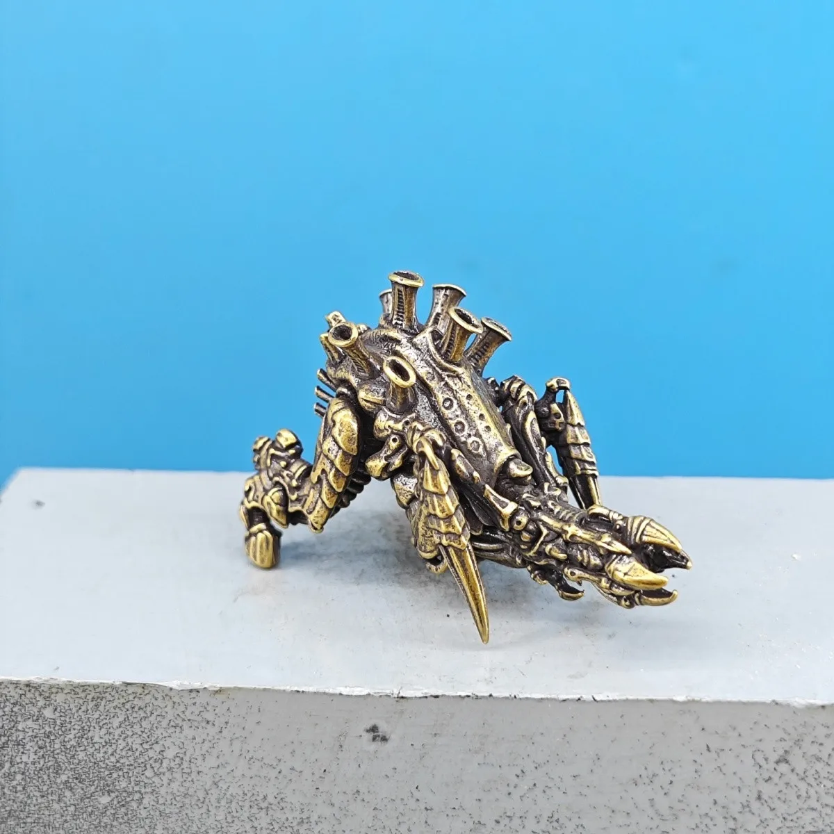 Vintage Brass Sci-Fi Insectoid Beast Mini Figurine Wargame Diorama Desktop Decor Collectible Craft