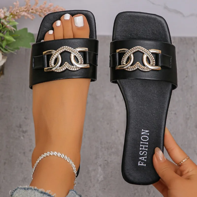 

Новые женские шлепанцы 2026: легкие сандалии на плоской подошве с металлическим декором, повседневная обувь с квадратным носком, шлепанцы с цепочкой, пляжные слайды для женщин