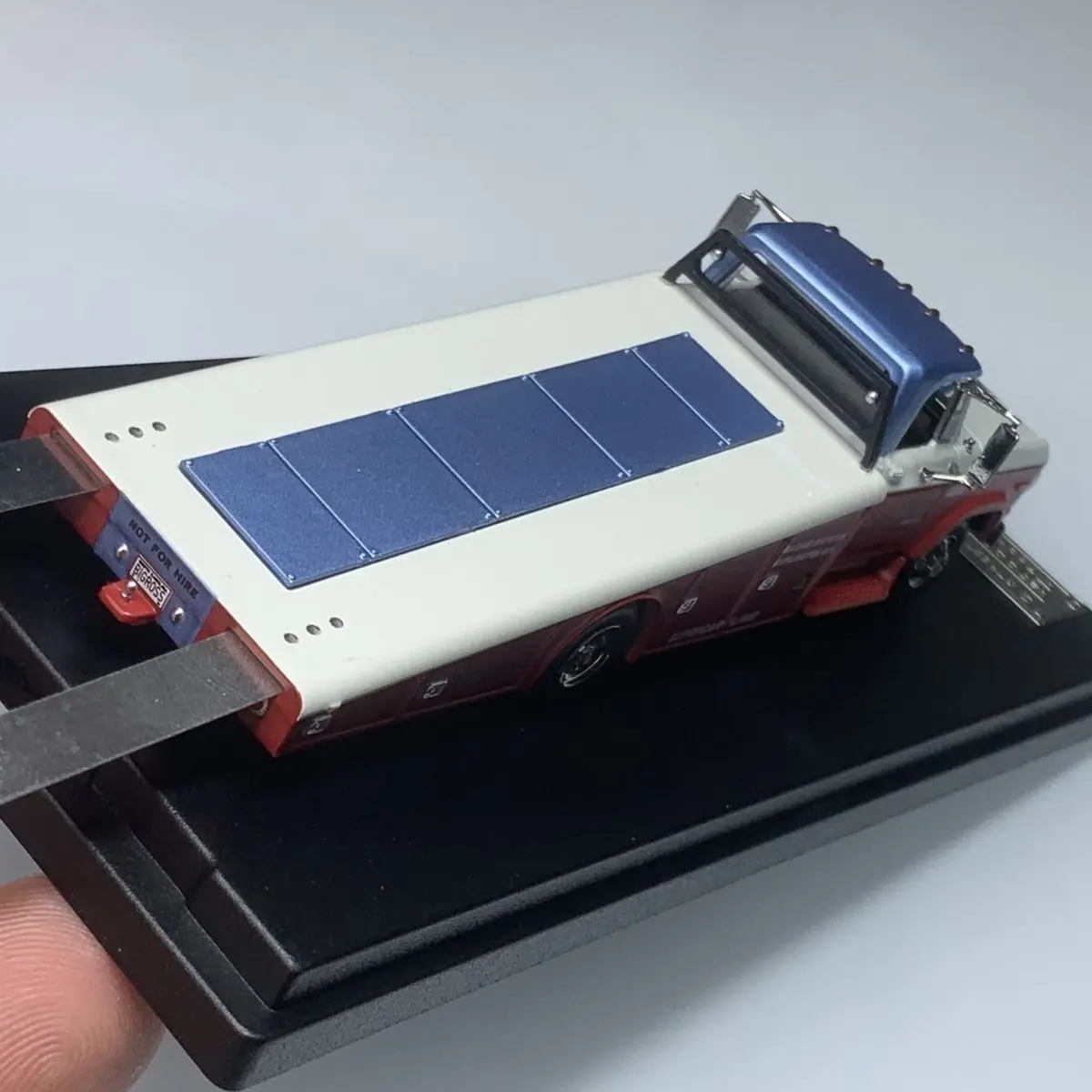 Diecast SW Maßstab 1:64 Dodge D Serie 2. Generation D300 Rampe Trailer Transporter Legierung Auto Modell Sammeln Spielzeug Geschenk Souvenir