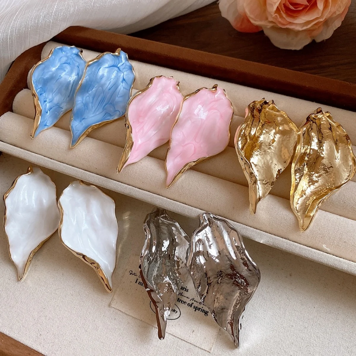 Einzigartiges Design Große Blatt-Statement-Ohrstecker für Frauen, Gekräuselte Gehämmerte Bunte Emaille-Baumblätter-Ohrringe, Partyschmuck – Detail 29