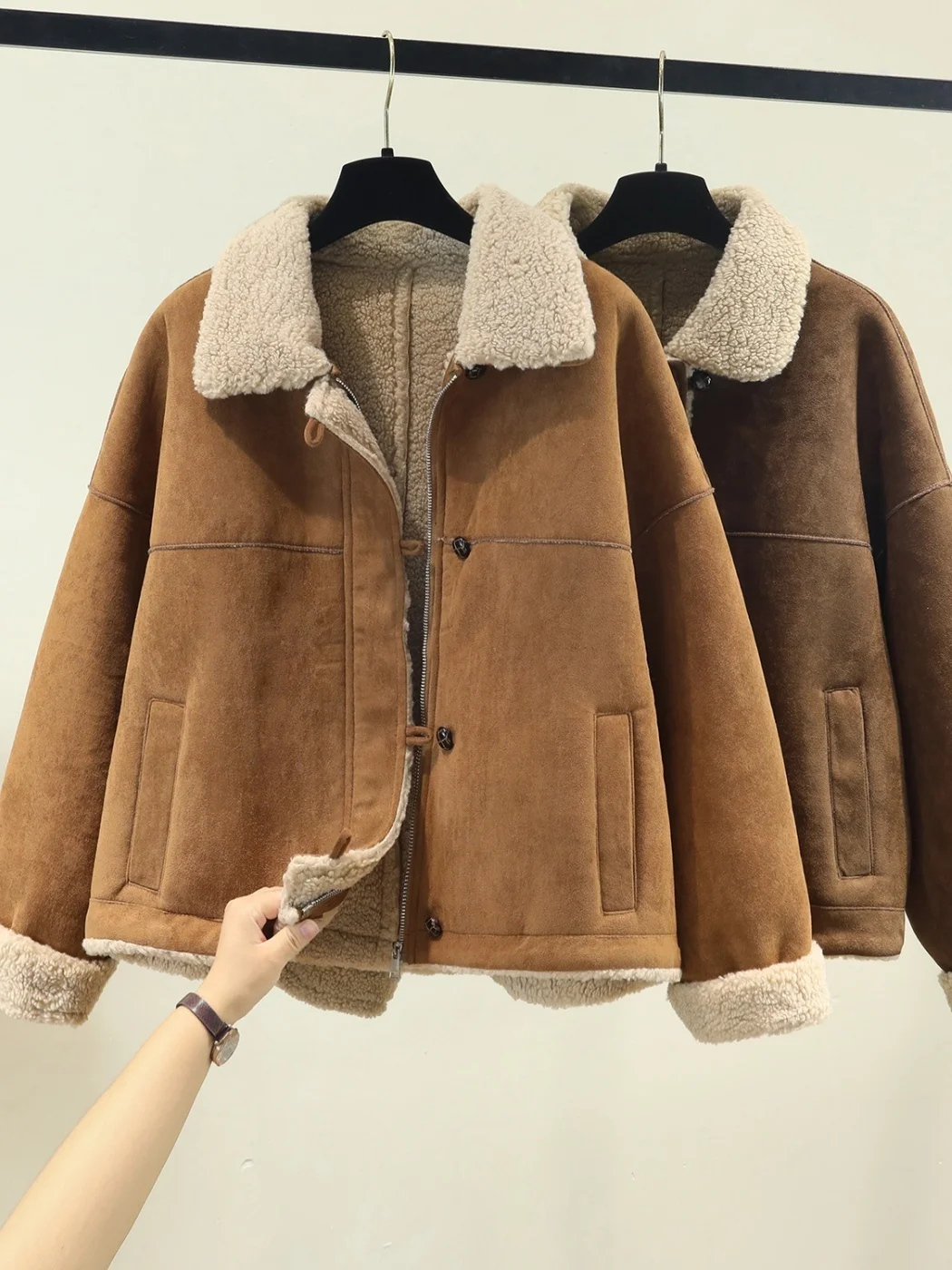 

Куртка из овечьей шерсти Чернокорочная женская повседневная одежда Повседневное использование Обычное использование Угонение по общему местам Рутинное применение Нормальные девушки