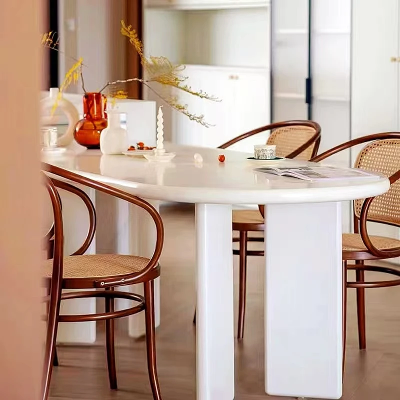 Meja makan kayu solid apartemen kecil