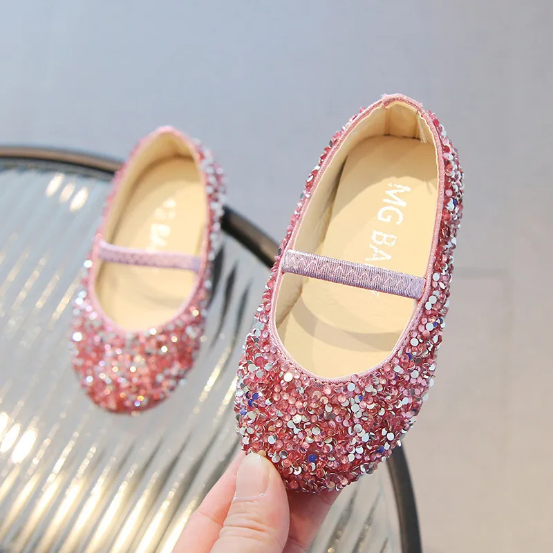 Zapatos planos de cuero de princesa a la moda, zapatos individuales para primavera y otoño 2025, zapatos de bebé de cristal con lentejuelas para espectáculo a pie para niña