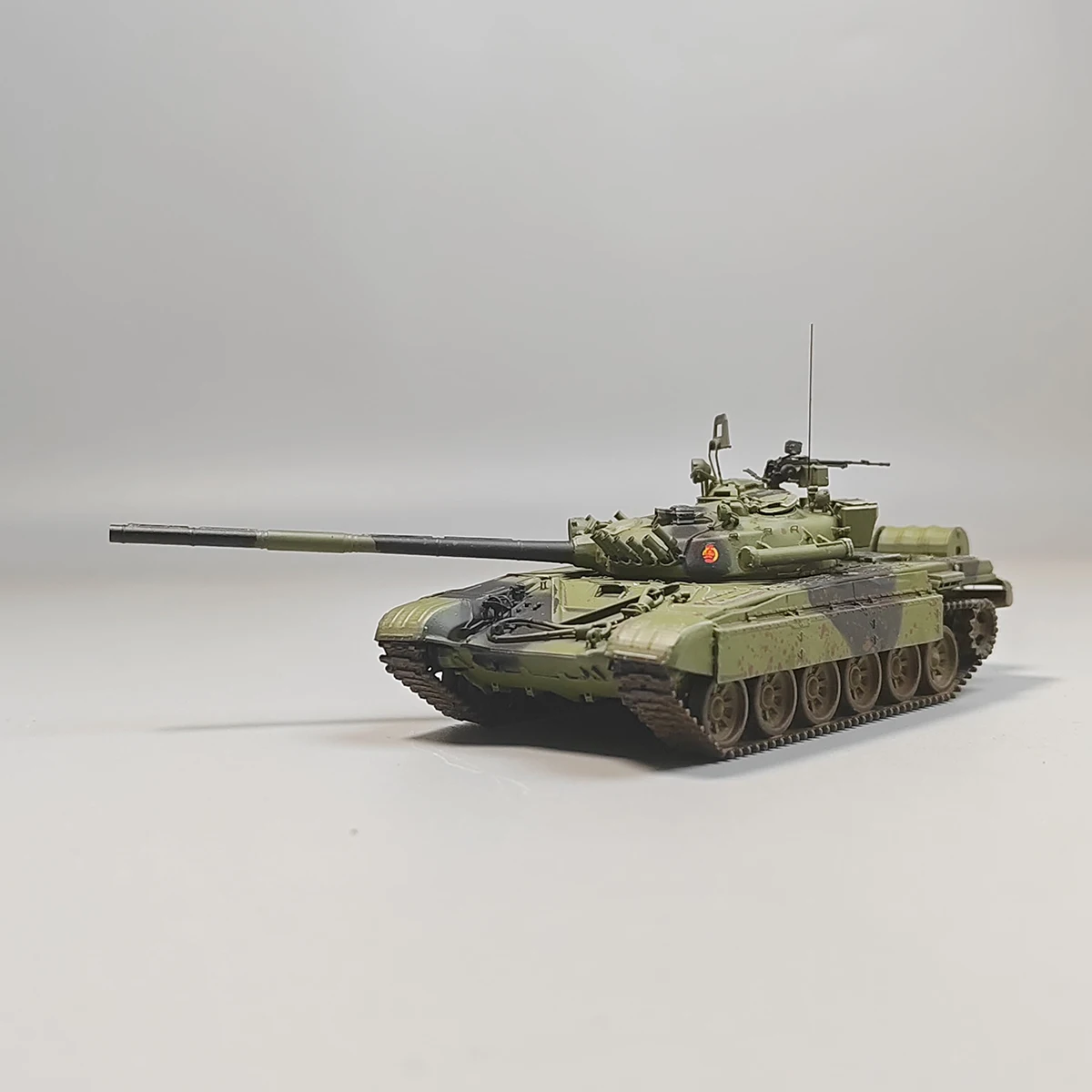 โมเดลรถถังหลักเยอรมันตะวันออก T72M1 ขนาด 1:72 ทำจากเรซิ่น แบบติดตั้งบนราง สำหรับนักสะสม ของขวัญ ของสะสม แบบตั้งโชว์