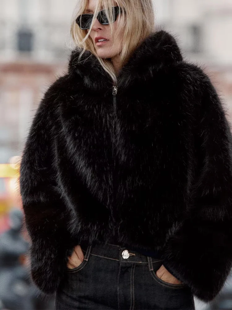 الطراز الأوروبي والأمريكي لشتاء 2025 وصل حديثًا ملابس نسائية عصرية ومتعددة الاستخدامات سترة من الفرو الصناعي بغطاء للرأس.