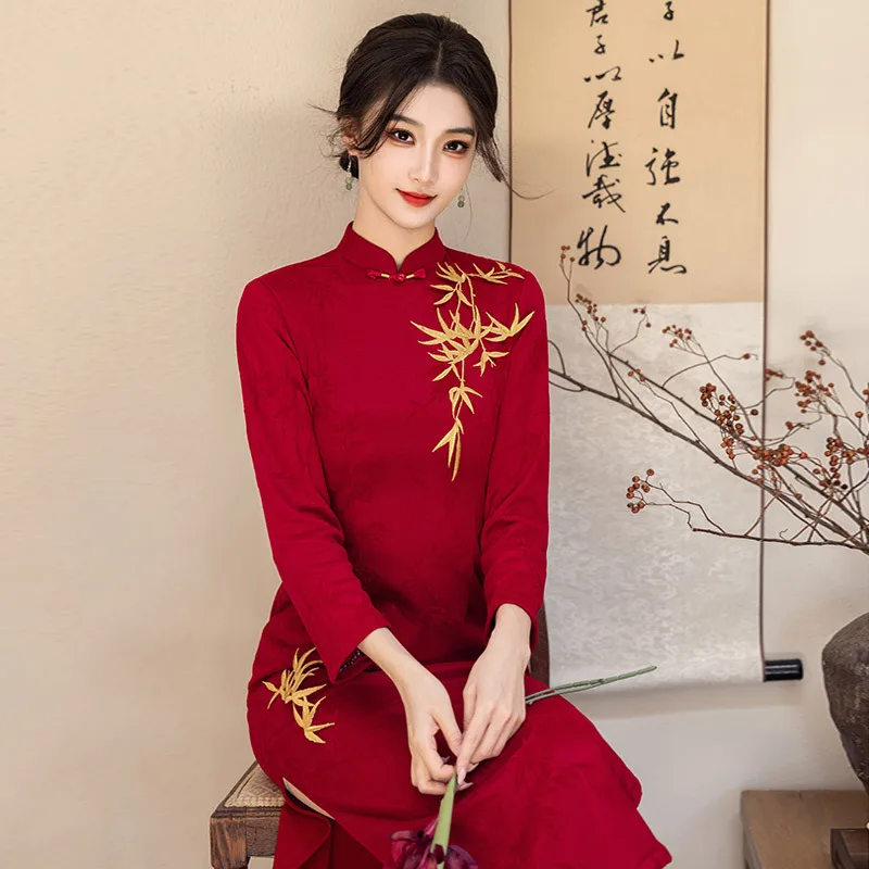 Cheongsam lengan panjang gaya Cina yang diperbaiki dengan bordir merah dan tebal untuk wanita muda, Qipao retro musim dingin.