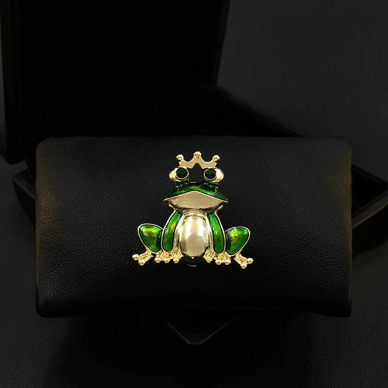 Cute Frog Prince Brooch Women Men Suit Collar Buckle Green Cardigan Sweater Corsage Clothes Accessories Jewelry Enamel Pins 5833