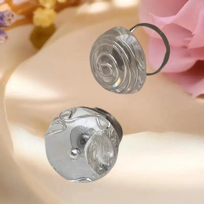 حلقات مفتوحة على شكل زهرة حدوة حصان شفافة لالتقاط الصور الفوتوغرافية للأظافر في الاستوديو، عرض مكياج ملون لجل الأظافر