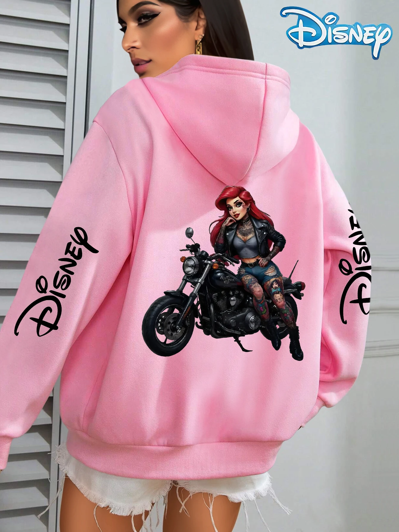 سويت شيرت أرييل ذا ليتل ميرميد والسيدة فريد بقلنسوة - ارييل يركب دراجة نارية مع فريد وسيباستيان للارتداء اليومي