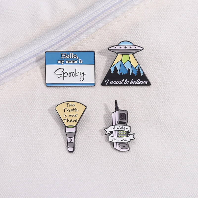 Alien UFO Flashlight Brooch Enamel Pins Custom UFO I Want To Believe Brooches Clothes Lapel Badge Jewelry Gift for Kids Friends