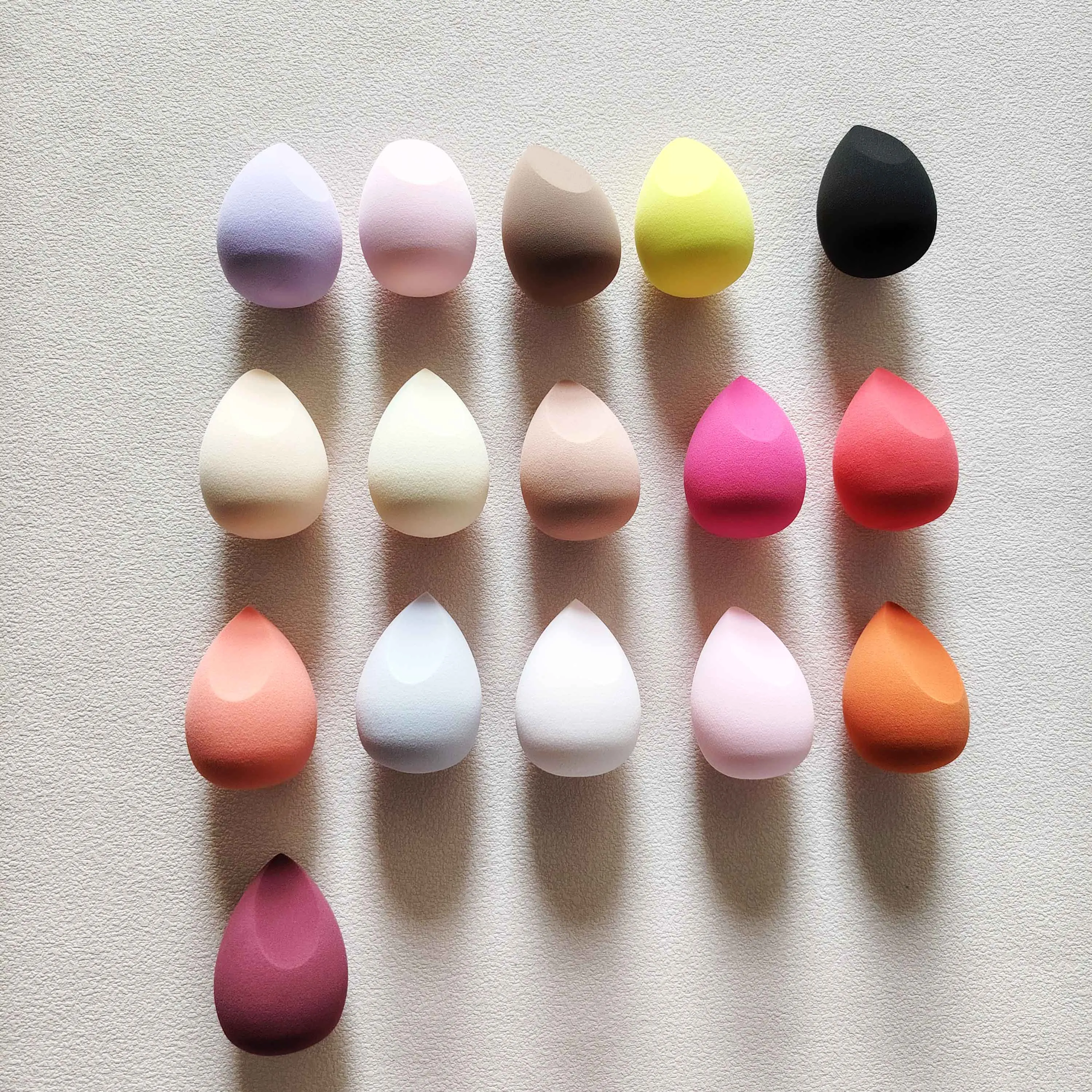Nat en droog gebruik Bulk Waterdruppel Zacht Schoonheidshulpmiddelen Spons Bladerdeeg Cosmetica Gezichtslatexvrije make-up Blender Spons