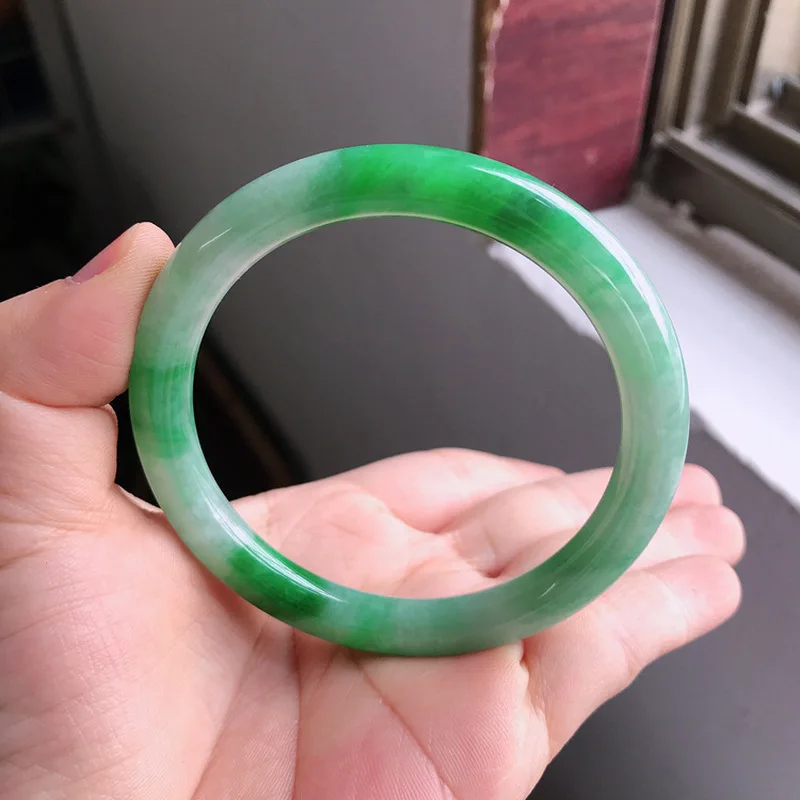 Ice-waxy jadeite with small, fine, round strands in a green color, a light luxury natural jade bracelet