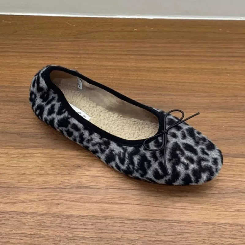 Neue Herbst-Winter-Mode: Pelz-Ballerinas für Damen, warme Slip-On-Schuhe mit runder Zehenpartie, flache Damenschuhe mit Schmetterlingsknoten und Plüschfutter. – Detail 9