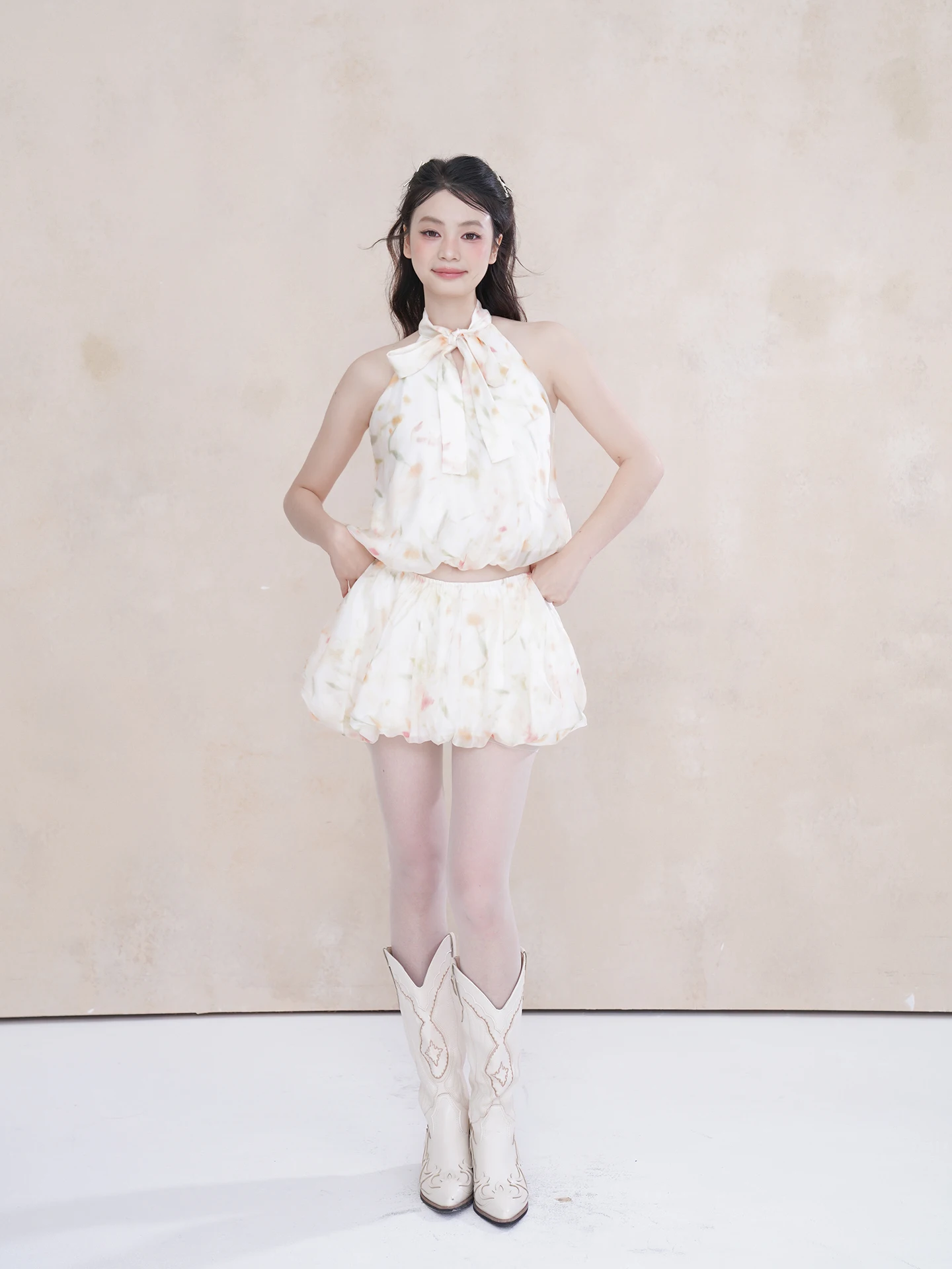 

Романтический комплект из топа с принтом оранжевых цветов и брюк-шароваров: легкий, дышащий, летний, модный женский комплект