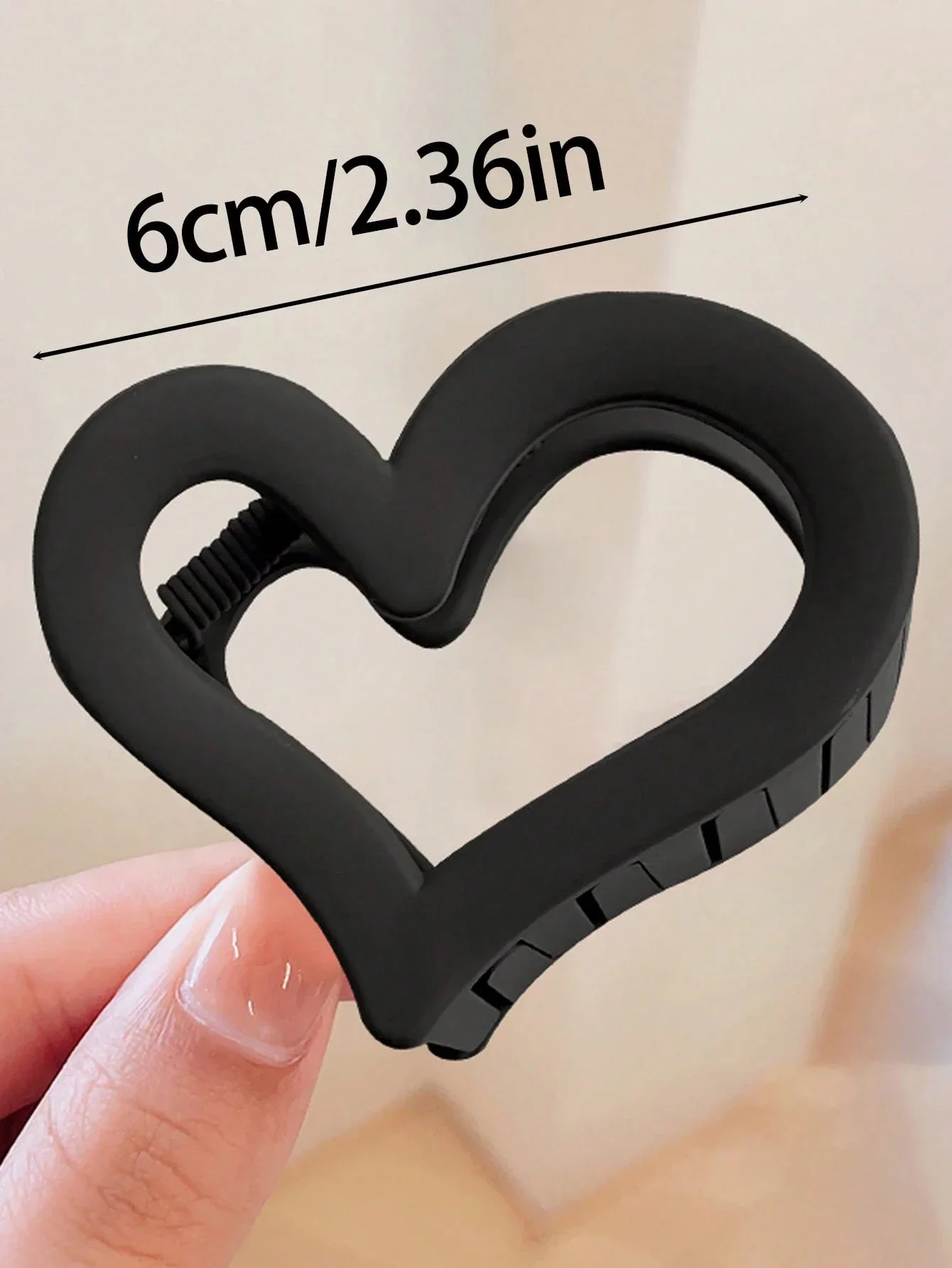 

4pcs Women's 6cm Heart-Shaped Plastic Hair Clips Fashion Lightweight Claw Clips For Daily Casual Party