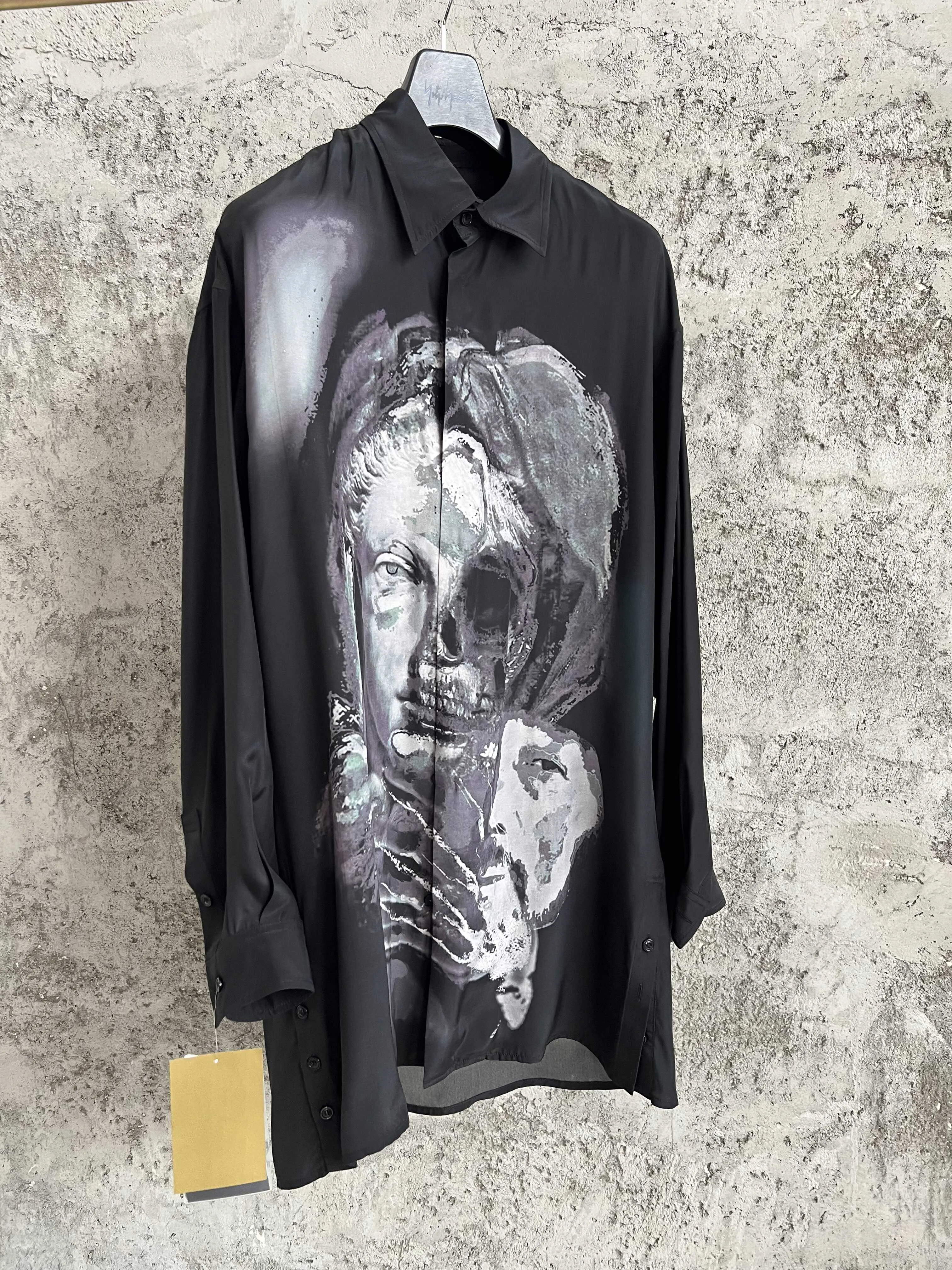 

Рубашка с длинными рукавами и принтом с двойным ведущим портретом оригинального дизайна, вискоза средней длины