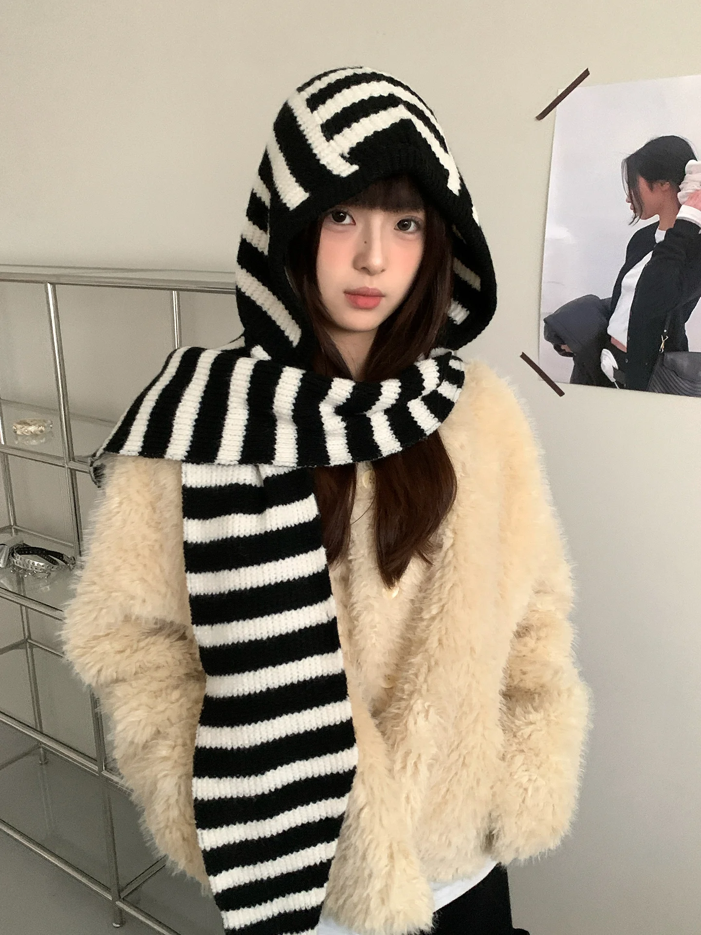 الصوفية الكورية نمط أبيض وأسود مخطط محبوك بالاكلافا للنساء شتاء دافئ سدادات حماية الأذن قبعة وشاح قطعة واحدة