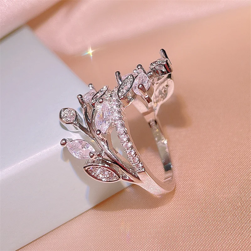 Huitan 2022 New Design Leaf Branch Design Female Finger Ring Luxury Cubic Zirconia Wedding Rings for Women Party Fashion Jewelry