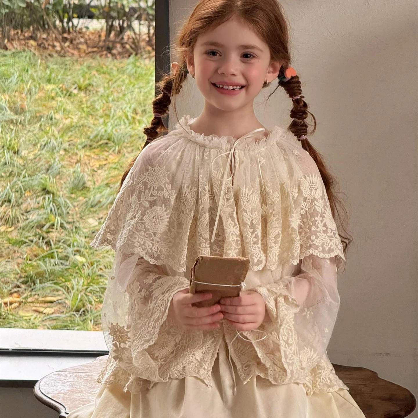 

Корейская детская одежда 2026: Новая летняя рубашка для девочек с кружевом и вырезами, топ с длинными рукавами, защита от солнца