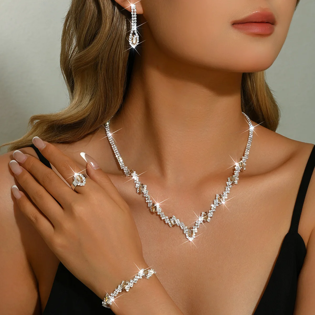 1 Set Includes (One Necklace + One Pair of Earrings + One Ring + One Bracelet) Luxury V-Shaped Full Diamond Bridal Dress Accessories, Versatile High-End Jewelry, Exquisite Jewelry, Perfect for the Bride's Wedding, Banquet, Party, Fashionable Women's Clothing, Evening Decorations, Exquisite Birthday Gift