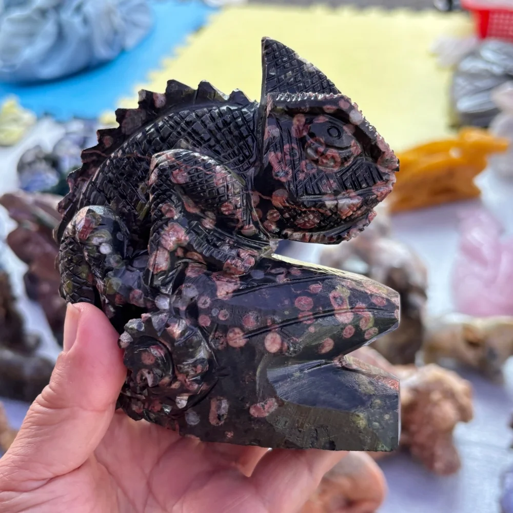 Natural Quartz Plum Blossom Jasper Chameleon Animal Hand Carved Crystal Lizard Statue Healing Stone Home Decor Gift