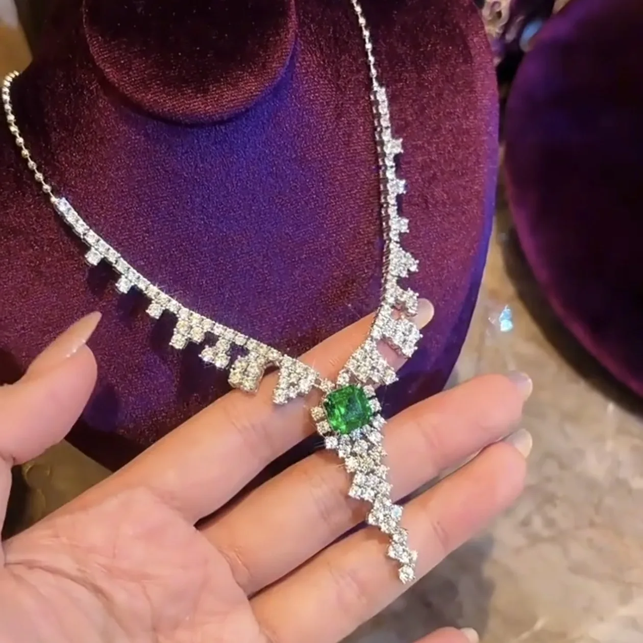 高級感あふれるレディ・ラボのエメラルドとダイヤモンドのネックレス。14kホワイトゴールド製で、婚約や結婚式にふさわしい、女性向けのブライダルジュエリーです。
