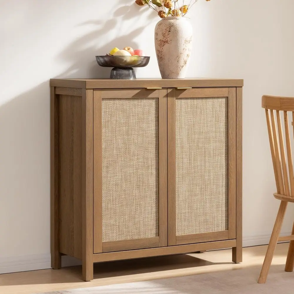 Bufet w stylu boho z rattanu, z dużym pojemnikiem na rzeczy, regulowanymi półkami i wykończeniem z dębu, do kuchni, salonu i przedpokoju.