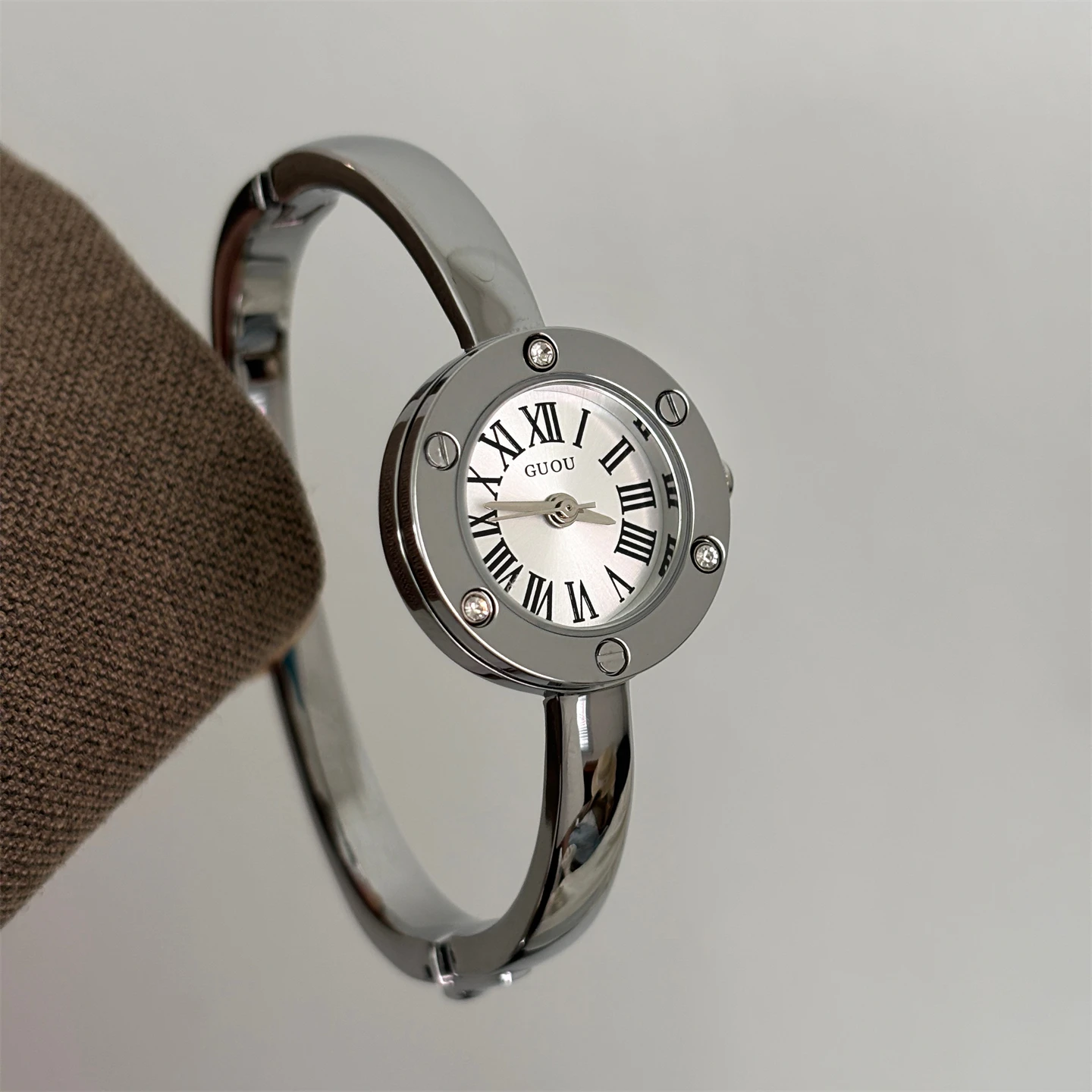 Round exquisite watch for women, fashionable design, elegant bracelet-style quartz watch for women, gift for women, female gifts