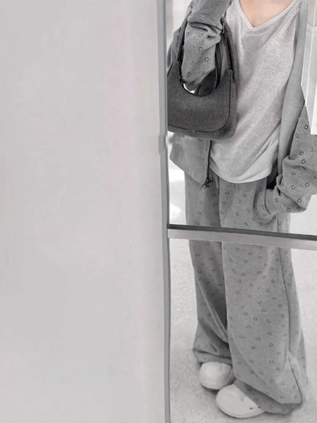 春と秋の新作韓国風カレッジ風ジッパー付きスウェットセット |   女の子限定のニッチなカジュアルツーピースセット！ 新鮮なカレッジスタイルを演出、すっきりとしたジッパーデザイン、欠点を隠すゆったりとしたフィット感で、よりスリムに見せます。あらゆる体型に適しており、普段着、学校、ショッピング、外出に最適です。スタイルの衝突を避けるユニークなデザイン、多用途で合わせやすい、若々しくエネルギッシュな印象を簡単に作成できます。春を完璧に仕上げるセットです。