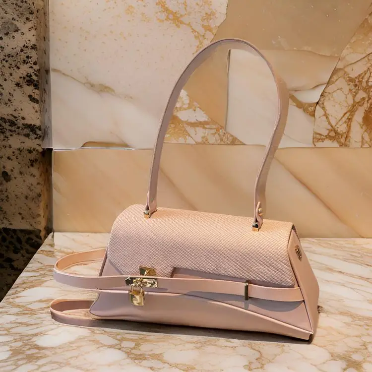 

Luxury Vintage Messenger Crossbody Bag Premium Leather Commuter Tote With Paris Letter Design Minimalist Fashion Women's Purse