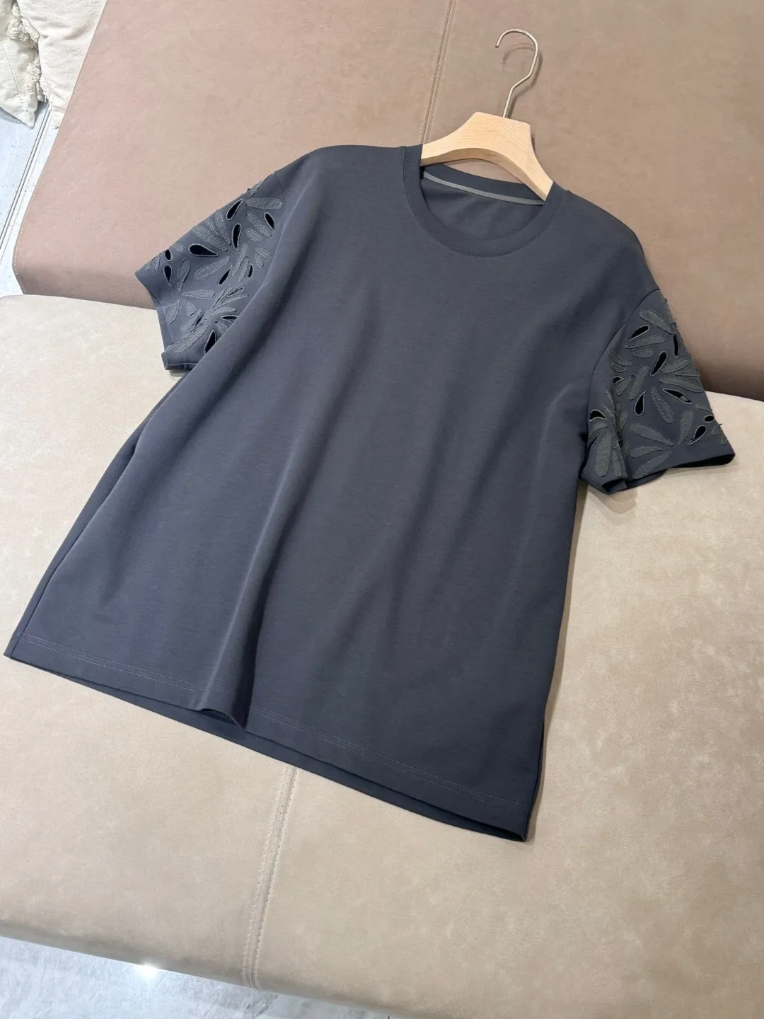 Women's elegant exquisite round neck short sleeved loose fit T-shirt
