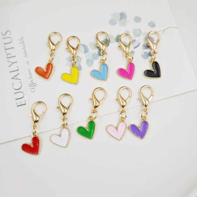 【F】10 Stück bunte Liebes-Metallschlüsselanhänger, 10-teiliges Set, exquisiter herzförmiger Anhänger, personalisierte Schlüsseldekoration, kleine Taschenanhänger