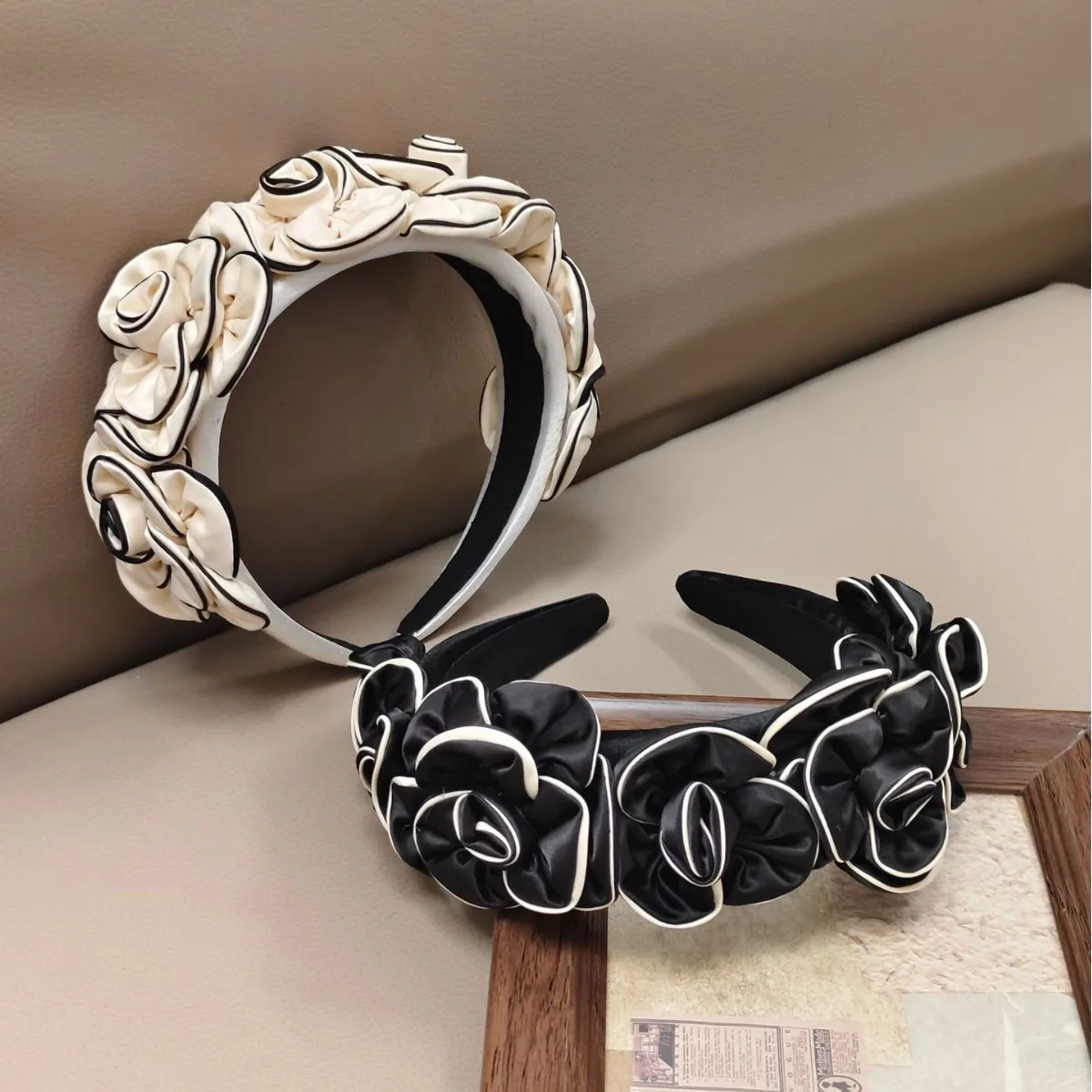 

Retro Classic Black and White Leather Flower Headband High-end Headwear