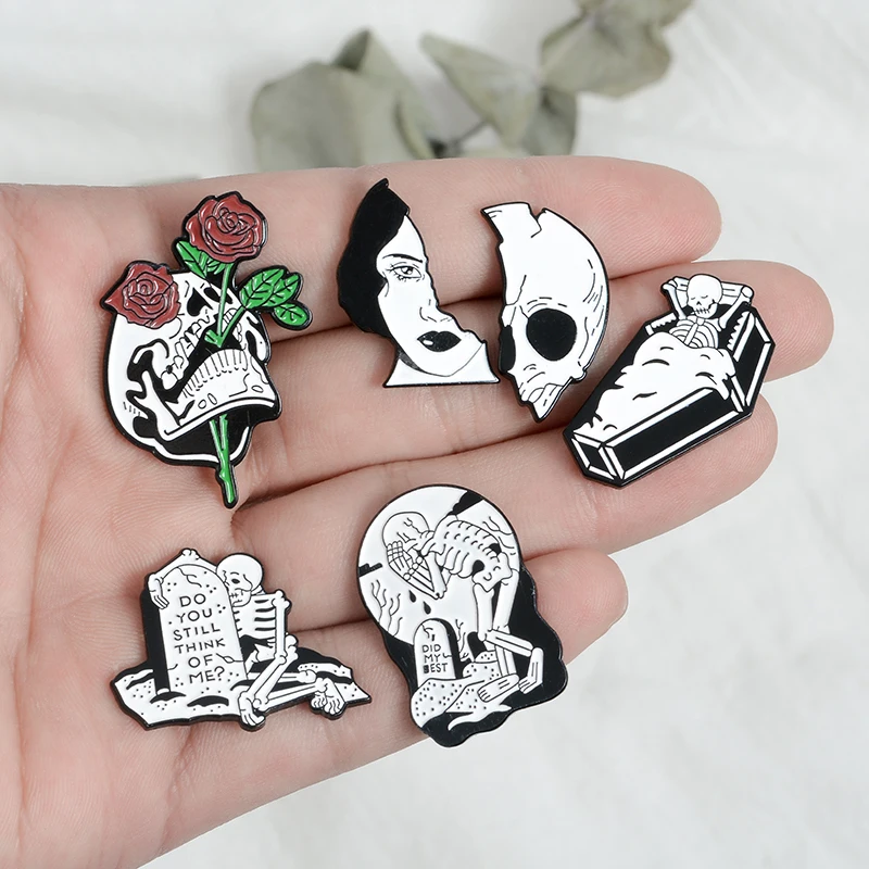 เคลือบ PIN Rose Dead Lovers Coffin Badge เข็มกลัด Pins DENIM กางเกงยีนส์เสื้อกระเป๋า Punk ของขวัญเครื่องประดับสําหรับเพื่อนผู้หญิง Skull Face