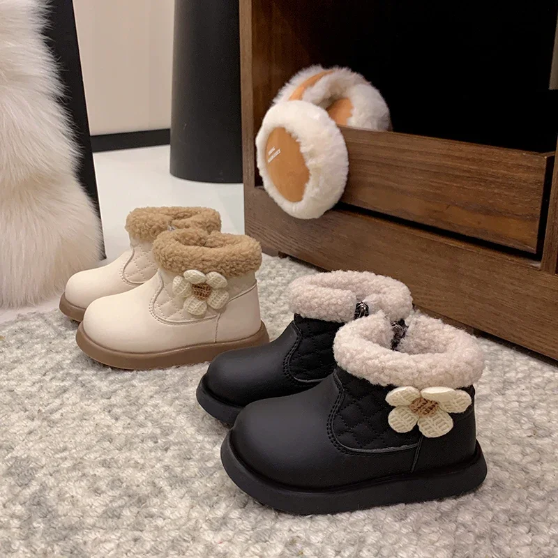 

Girls Princess Short Boots with Sweet Flowers Kids Ankle Boots Versatile 2025 Winter New Children Fashion Boots Soft Bottom Cute