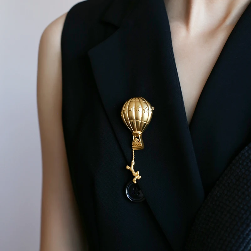 Retro Gold Color Hot Air Balloon Sweater Brooch Women\'s Simple High-end Temperament Coat Pin Accessories