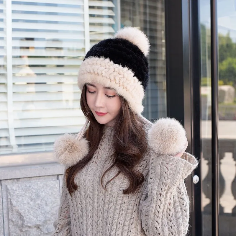 

Новая тканая меховая шапка изготовлена из шерсти и теплого милого.